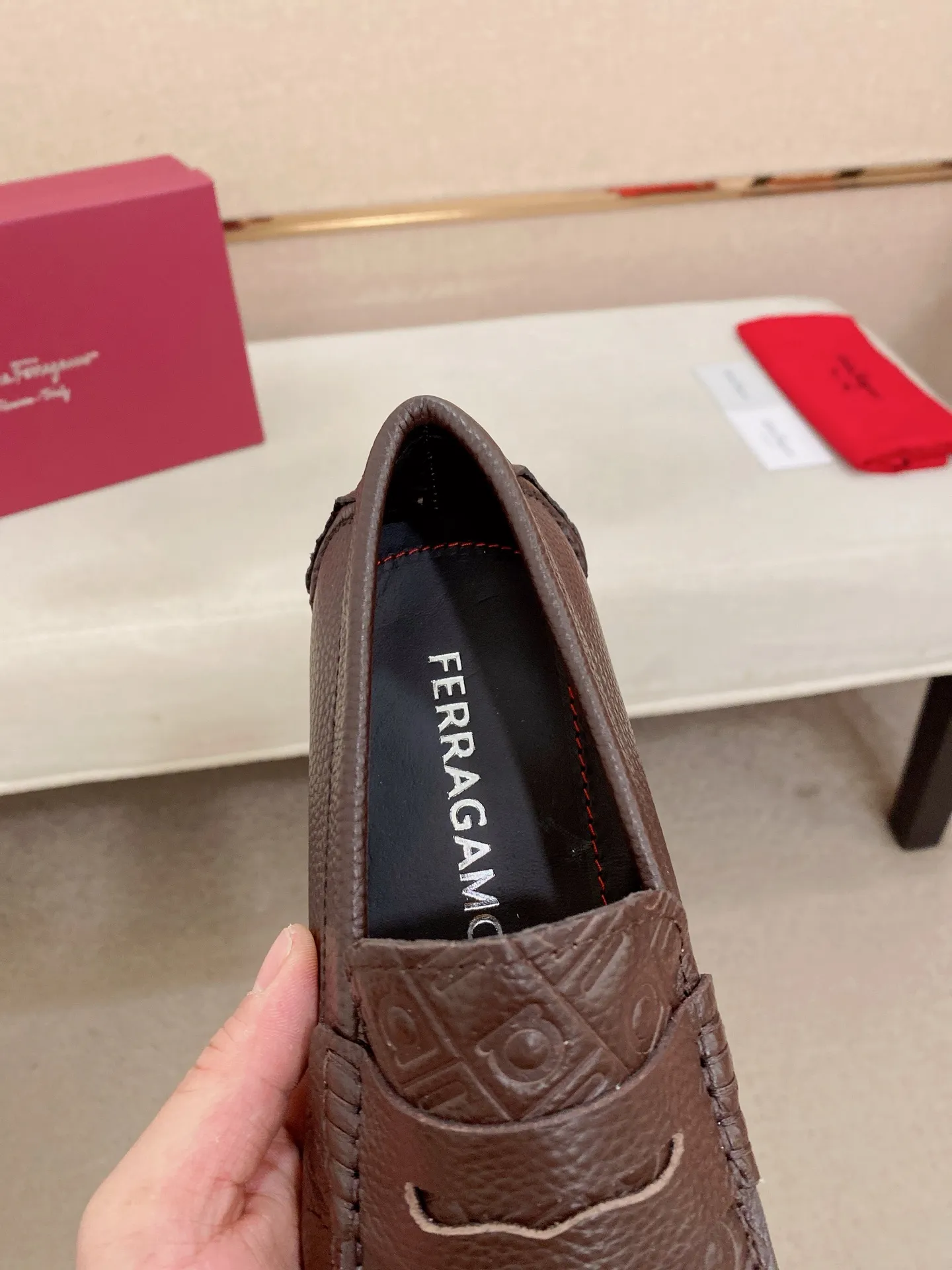 Men's shoes💰: 560💰High-end quality! Ferragamo🆕🆕Exclusive hot-selling products in stock🔥🔥New products on the shelves, high-quality Ferragamo men's pea shoes, high-end casual driving shoes, with complete packaging! 💪 💪 Material: imported first-layer pebbled cowhide 🐂 + imported high-quality water-dyed cowhide lining + wear-resistant outsole 👍🏻👍🏻 Features: high-end and comfortable, purely handmade 🚀 🚀 Create the perfect shoe that suits you best 🔥 🔥 Size: (38-44) 45 standard size can be customized!
